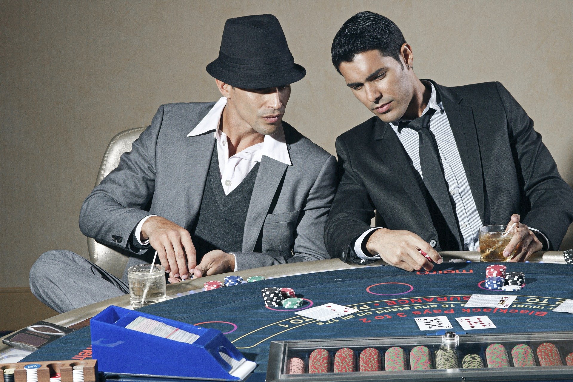 to mænd der spiller poker