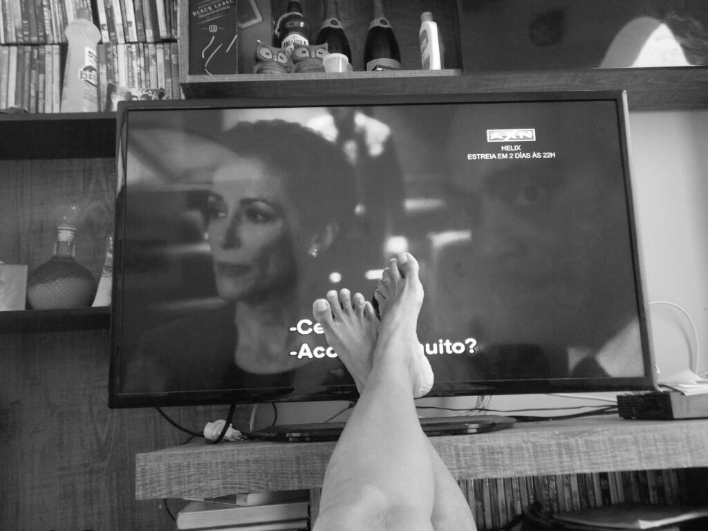 fødder foran tv
